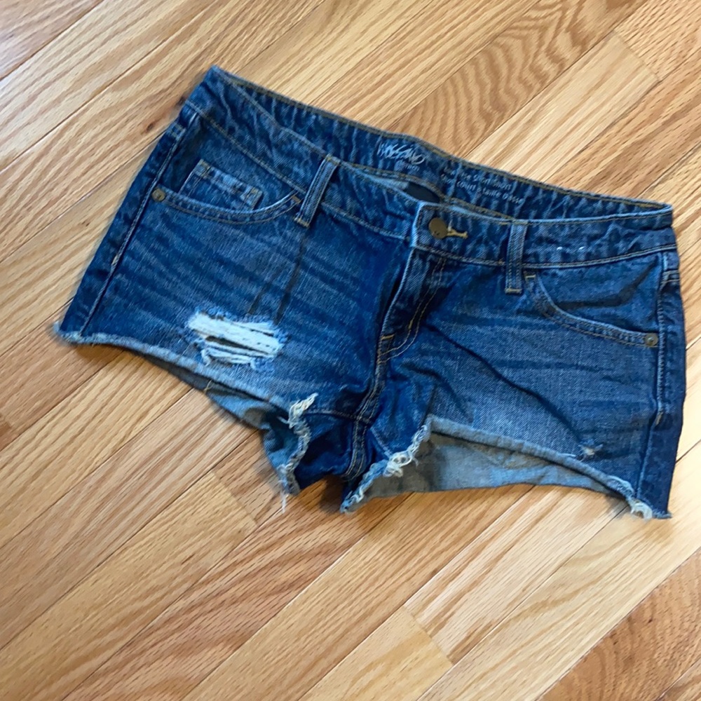 EUC Mossimo short short distressed jean shorts, size 6 28 medium wash